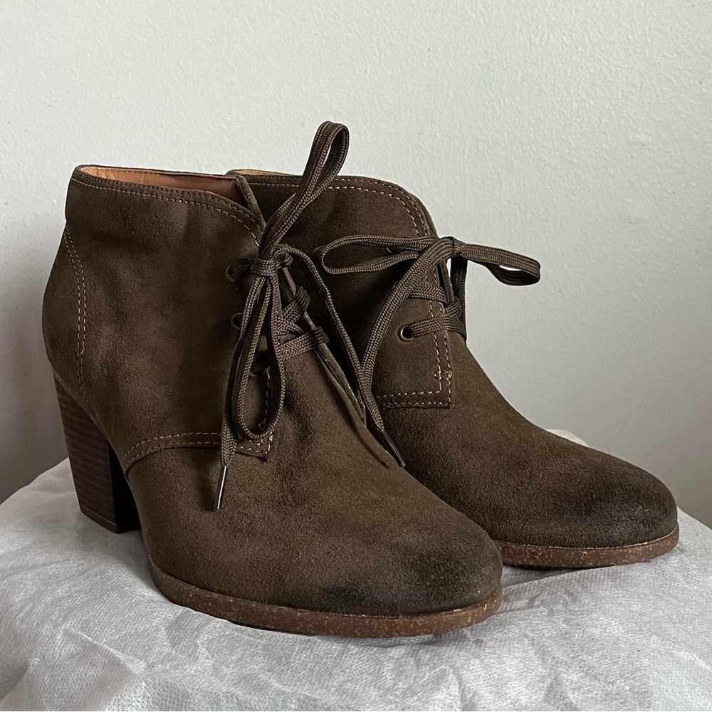 Clarks Bergen Lace Ankle Boot Dark Olive Size 10